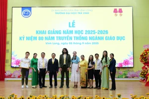 Lãnh đạo và sinh viên Trường ĐH Trà Vinh tại lễ khai giảng năm học 2025 - 2026, kỷ niệm 80 năm ngành Giáo dục.