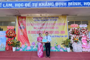 500 quyển tập được trao tặng đến HS Trường THCS-THPT Mỹ Thuận. Ảnh: Hội LHPN Vĩnh Long.