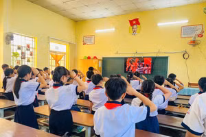 Các em học sinh tiểu học ở TP Cần Thơ theo dõi trực tiếp lễ khai giảng.