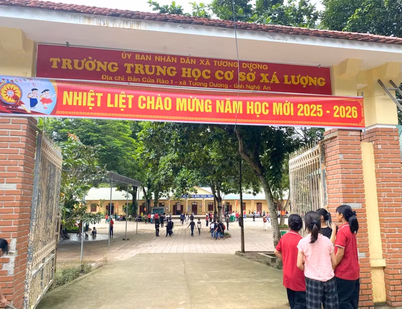 Trường THCS Xá Lượng (xã Tương Dương, Nghệ An) đã đón học sinh trở lại tựu trường sau thời gian khắc phục hậu quả do mưa lũ. Đồng thời chuẩn bị sẵn sàng cho Lễ khai giảng năm học 2025-2026. Trường học vùng 'lũ chồng lũ' Nghệ An gấp rút hoàn tất chuẩn bị khai giảng