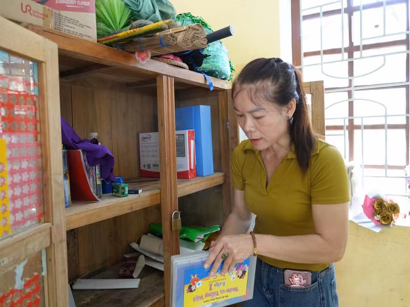 Cô Nguyễn Thị Lan năm nay được phân công chủ nhiệm lớp 1A, Trường Tiểu học Châu Thắng. Cô đang kiểm tra lại đồ dùng, thiết bị dạy học sau lũ để kịp thời chuẩn bị dạy học. Ảnh: Hồ Lài Trường học vùng 'lũ chồng lũ' Nghệ An gấp rút hoàn tất chuẩn bị khai giảng