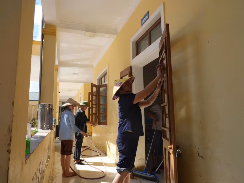 Trong khi các trường học khác đã sẵn sàng mọi điều kiện, trang trí cho ngày khai giảng, thì các thầy cô Trường Tiểu học Châu Thắng (xã Châu Tiến, Nghệ An) vẫn đang gấp rút để lau dọn vệ sinh, khắc phục hậu quả mưa lũ. Ảnh: Hồ Lài Trường học vùng 'lũ chồng lũ' Nghệ An gấp rút hoàn tất chuẩn bị khai giảng