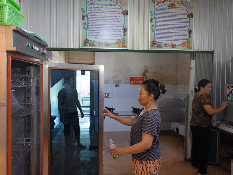 Trường Mầm non Châu Thắng tổ chức bán trú cho hơn 15 trẻ là con em đồng bào dân tộc thiểu số, với hơn 70% thuộc diện hộ nghèo, cận nghèo. Vì vậy, việc đảm bảo bếp ăn đảm bảo an toàn là yêu cầu đầu tiên khi trường tổ chức đón trẻ tới trường. Ảnh: Hồ Lài Trường học vùng 'lũ chồng lũ' Nghệ An gấp rút hoàn tất chuẩn bị khai giảng