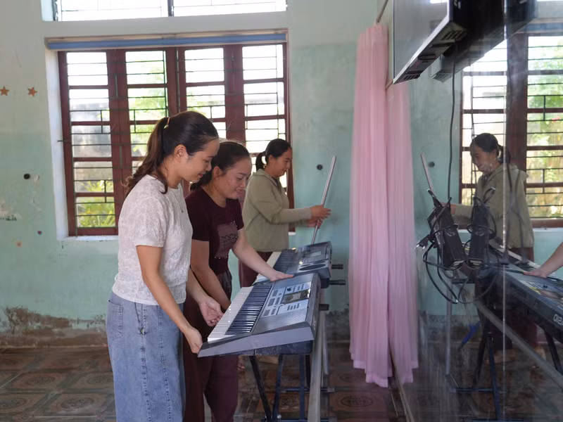 Các thầy cô giáo của Trường Tiểu học Châu Thắng không có ngày nghỉ lễ, mà dành hết thời gian để dọn dẹp, kiểm tra lại đồ dùng thiết bị dạy học. Ảnh: Hồ Lài Trường học vùng 'lũ chồng lũ' Nghệ An gấp rút hoàn tất chuẩn bị khai giảng
