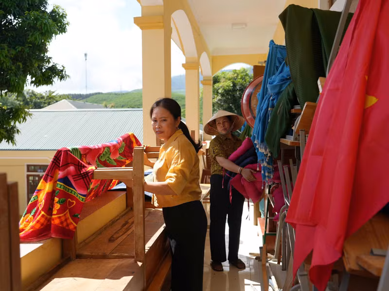 Trước đó, bão Kajiki gây mưa lớn khiến nước sông Hiếu dâng cao, nhiều trường học trên địa bàn xã Châu Tiến (Nghệ An) bị ngập sâu trong nước lũ. Thời điểm mưa bão cận kề ngày khai giảng năm học mới, nên việc khắc phục hậu quả đầy vất vả, khẩn trương. Ảnh: Hồ Lài Trường học vùng 'lũ chồng lũ' Nghệ An gấp rút hoàn tất chuẩn bị khai giảng