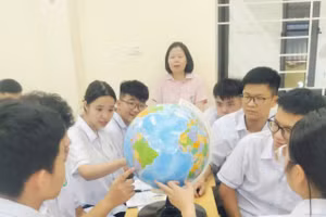 Cô Lại Thị Liêm và học trò trong giờ Địa lí.