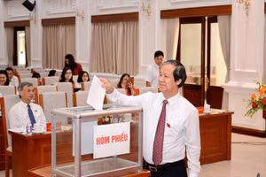 Bộ trưởng Bộ GD&ĐT Nguyễn Kim Sơn bỏ phiếu tại Đại hội Chi bộ Vụ Tổ chức cán bộ nhiệm kỳ 2025-2027.