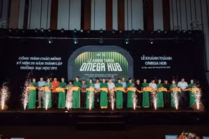 Cắt băng khánh thành Omega Hub.