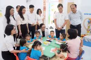 Đoàn công tác Bộ GD&ĐT kiểm tra công tác chuẩn bị, tổ chức triển khai nhiệm vụ đầu năm học 2026-2027 tại Nghệ An. Ảnh: Hồ Lài