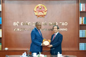 Bộ trưởng Nguyễn Kim Sơn và đồng chí Manuel Domingos Augusto, Uỷ viên Bộ Chính trị, Bí thư Trung ương Đảng phụ trách đối ngoại Đảng Phong trào Nhân dân Giải phóng Angola (MPLA).