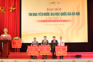 Trường ĐH Công nghệ, ĐHQG Hà Nội nhận Cờ thi đua.