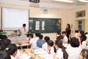 Cô trò Trường THCS Đống Đa (Đống Đa, Hà Nội). 