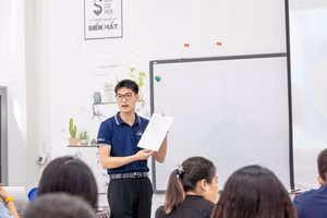 Thầy Lê Mai Tuấn Ly, giáo viên Trường THCS & THPT Phenikaa trong giờ dạy Địa lí.
