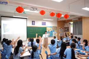 Cô Ngô Thị Thanh Huyền và học sinh Trường THCS Ban Mai trong giờ Ngữ văn.