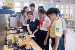 Một buổi sinh hoạt của CLB STEM Trường THCS Trưng Vương. Ảnh: PV