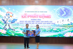 Đại diện iSMART Đồng Tháp trao tặng học bổng công nghệ cho đại diện UBND xã Tràm Chim.