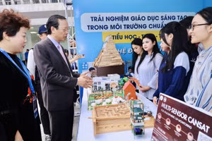 Thứ trưởng Thường trực Phạm Ngọc Thưởng tham quan khu trưng bày tại địa điểm tổ chức Cuộc thi nghiên cứu khoa học, kỹ thuật cấp quốc gia dành cho học sinh THCS, THPT năm học 2025-2026. 