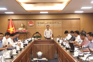 Bộ trưởng Hoàng Minh Sơn; Thiếu tướng Nguyễn Ngọc Cương chủ trì điểm cầu Bộ GD&ĐT.