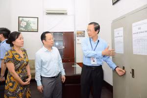 Thứ trưởng Phạm Ngọc Thưởng kiểm tra công tác chuẩn bị Kỳ thi tốt nghiệp THPT năm 2024 tại điểm thi Trường THPT Trần Phú (quận Hoàn Kiếm, Hà Nội).