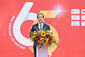 Bộ trưởng Bộ GD&ĐT Nguyễn Kim Sơn phát biểu tại lễ kỷ niệm 65 năm ngày Báo Giáo dục và Thời đại xuất bản số báo đầu tiên.