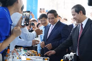 Thủ tướng Phạm Minh Chính và Bộ trưởng Bộ GD&ĐT Nguyễn Kim Sơn tham quan các gian hàng trưng bày sản phẩm tại Ngày hội Khởi nghiệp quốc gia của HSSV. Ảnh: HCMUTE 