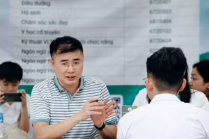 Ông Nguyễn Thế Lực trong buổi tư vấn tuyển sinh năm 2025.
