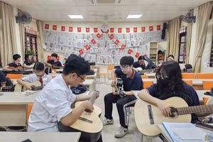 Học sinh Trường THCS&THPT Sư phạm tham gia CLB Guitar.