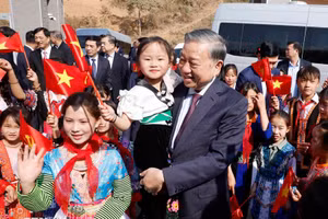 Tổng Bí thư, Chủ tịch nước Tô Lâm và các học sinh Trường Phổ thông nội trú liên cấp Tiểu học và THCS Si Pa Phìn (Ảnh: Thống Nhất/TTXVN).