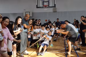 Sự kiện thể thao lớn nhất trong năm của The Dewey Schools thu hút gần 1.000 vận động viên tham gia.