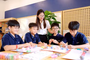 Cô trò Trường Tiểu học, THCS và THPT Hồng Đức (Hưng Yên).