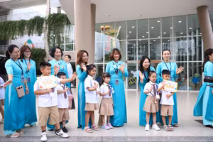 Cô trò Wellspring Hanoi tại lễ khai giảng năm học 2026-2027.