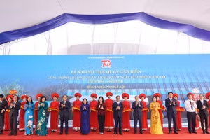 Các đại biểu cắt băng khánh thành Bệnh viện Nhi Hà Nội.