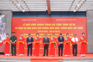 Bộ trưởng Bộ GD&ĐT Nguyễn Kim Sơn cùng các đại biểu cắt băng khánh thành tòa nhà trung tâm điều hành và làm việc của cán bộ, giảng viên Trường ĐH Giao thông vận tải.