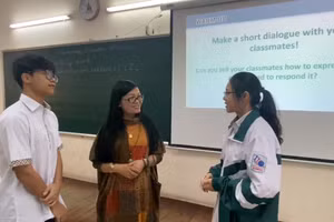 Cô Đinh Thị Bích Liên, giáo viên tiếng Anh Trường THCS & THPT M.V. Lômônôxốp và học trò trong giờ học.