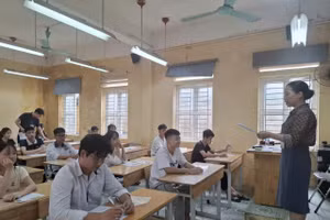 Thí sinh Hà Nội tại buổi làm thủ tục dự thi tốt nghiệp THPT 2026. Ảnh: Hiếu Nguyễn