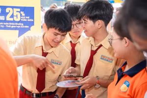 Dữ liệu giáo dục đại học minh bạch mang đến lợi ích cho cả nhà trường và người học. Trong ảnh là thí sinh tìm hiểu thông tin tuyển sinh của Trường Đại học Công nghệ TPHCM. Ảnh: HUTECH.