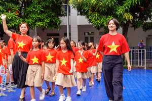 Cô trò Hệ thống giáo dục Lý Thái Tổ (Hà Nội).