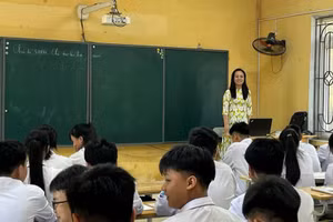 Cô Lê Thị Huyền và học trò trong giờ Vật lí.