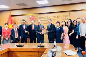 Các đại biểu chụp hình lưu niệm tại buổi tiếp.