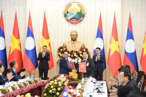 Bộ trưởng Bộ GD&ĐT Việt Nam và Phó Thủ tướng Chính phủ, Bộ trưởng Bộ Giáo dục và Thể thao Lào trao văn kiện Hiệp định giữa Chính phủ hai nước về Trường Đại học Hữu nghị Lào - Việt Nam.