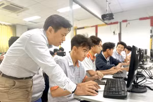 Sinh viên Trường CĐ Viễn Đông trong một tiết học. Ảnh: NTCC.