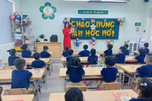 Cô trò Trường tiểu học Ái Mộ B, Long Biên, Hà Nội.