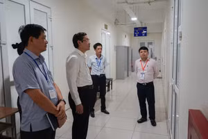 Đoàn kiểm tra của Ban Chỉ đạo quốc gia Kỳ thi tốt nghiệp THPT năm 2022 kiểm tra công tác chấm thi tốt nghiệp THPT của Hà Nội.