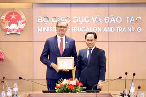 Bộ trưởng Hoàng Minh Sơn trao Kỷ niệm chương cho Đại sứ Olivier Brochet.