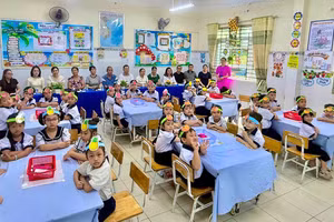 Tiết học mở của lớp 1/3, Trường Tiểu học Trần Văn Ơn với sự tham dự của đông đảo phụ huynh.