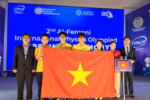 Đoàn học sinh Việt Nam tại FiPhO 2026 (Từ trái qua phải: PGS.TS Phạm Văn Hải, em Trương Bá Chí Thành, em Lê Bá Tuấn Việt, em Tăng Hạo Nhiên, em Lê Hồng Nhân, tình nguyện viên và PGS.TS Nguyễn Công Toản).