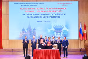 Phó Thủ tướng Thường trực Phạm Gia Túc, Bộ trưởng Hoàng Minh Sơn và các đại biểu chứng kiến lễ ký kết Quy chế tổ chức và hoạt động của Trung tâm tiếng Nga A.X.Pushkin.