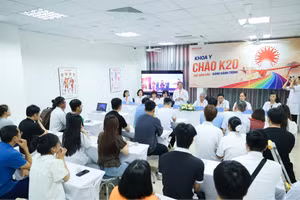 Tân sinh viên trong ngày nhập học được gặp giảng viên, tìm hiểu chương trình đào tạo.
