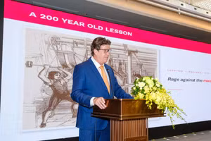 GS. Rick Bennett - Phó Hiệu trưởng kiêm Phó Chủ tịch Trường Đại học Anh Quốc Việt Nam phát biểu tại hội nghị.