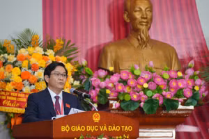 Ông Thái Văn Tài, Bí thư Chi bộ, Vụ trưởng Vụ Giáo dục phổ thông báo cáo tại Đại hội Đảng bộ Bộ GD&ĐT lần thứ I, nhiệm kỳ 2025-2030.